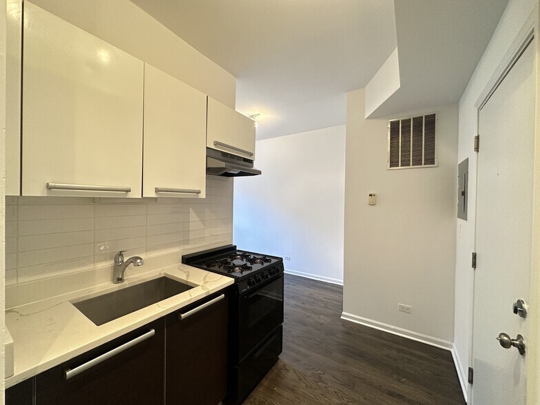 Building Photo - 5054 N Winthrop Ave