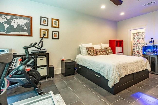 Building Photo - 206 E Live Oak St