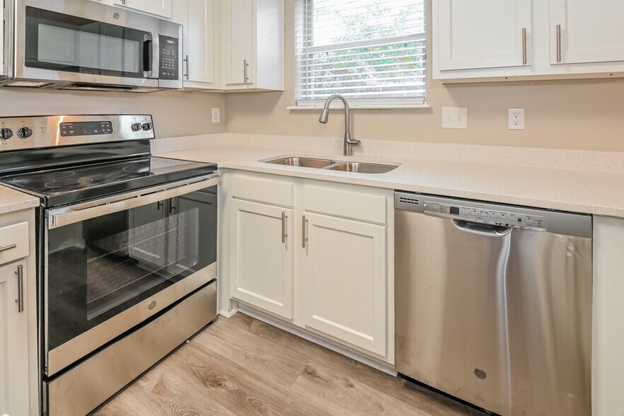 Building Photo - 2655 McCormick Woods Dr