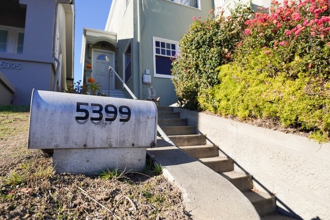 Building Photo - 1925 Charming Oakland Duplex!