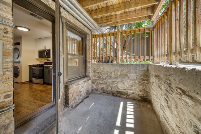Building Photo - Garden unit: Renovated 1 bed in Logan Square - Now Leasing!