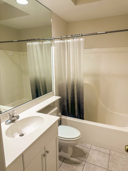 Building Photo - 2112 Parkview Dr S