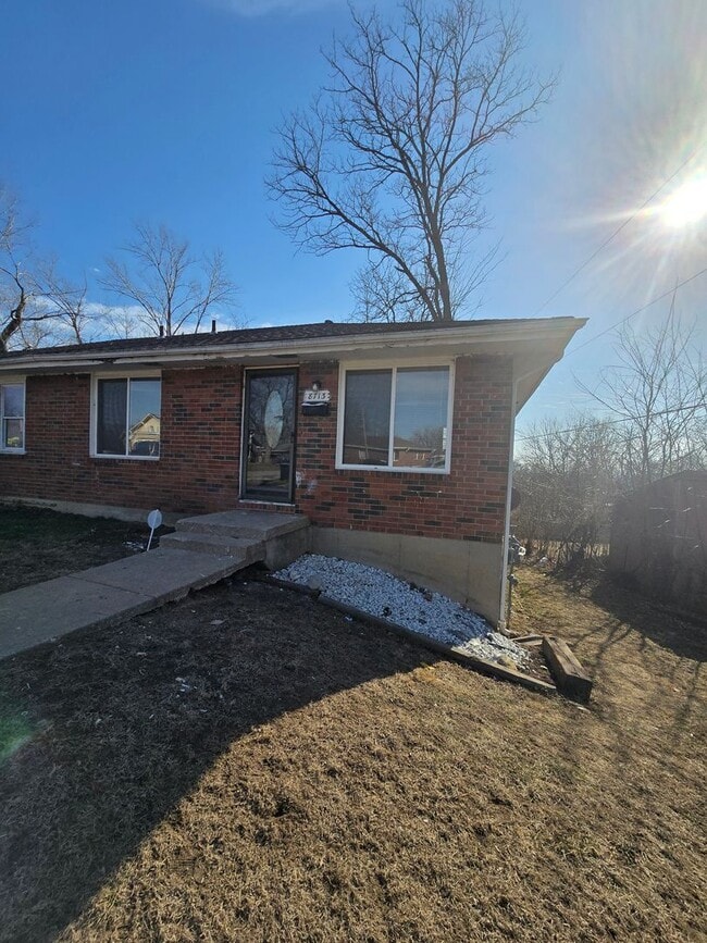 Building Photo - Renovated Duplex ready now