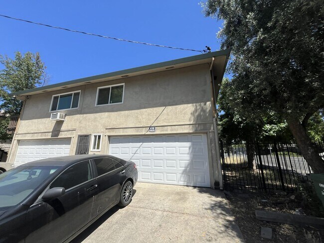Building Photo - MOVE IN SPECIAL! $100 OFF FIRST 2 MONTHS OF RENT!!! 2 BEDROOM 1 BATH