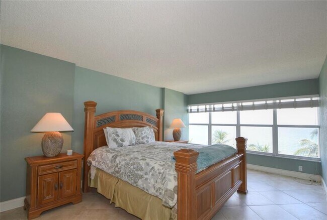 Building Photo - 1021 Hillsboro Mile