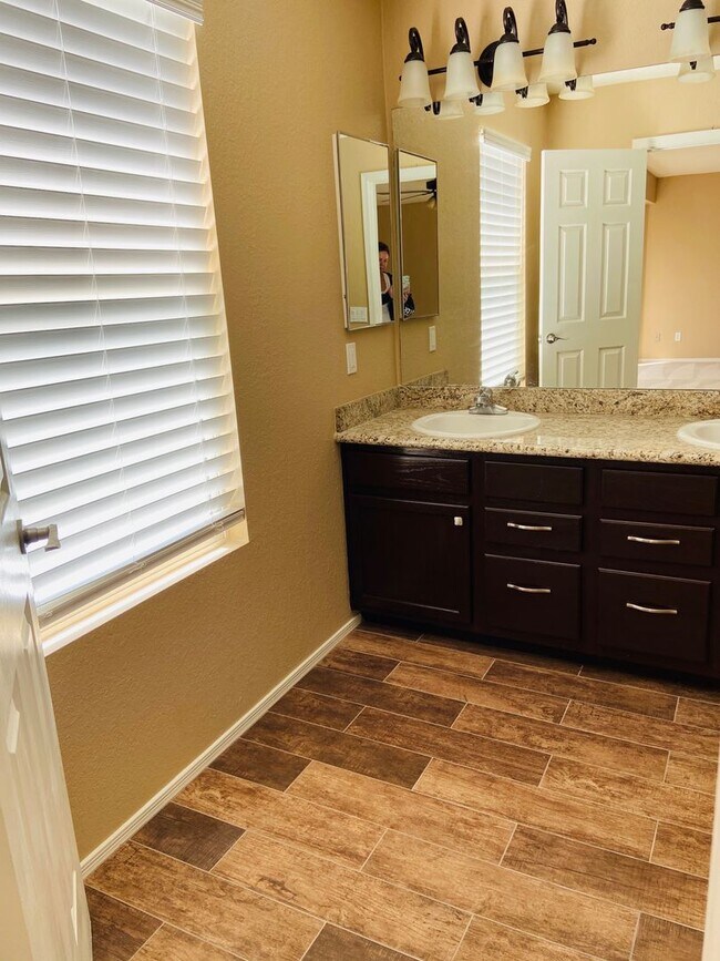 Building Photo - 5 bedroom 3 bath Remolded home Ready to mo...