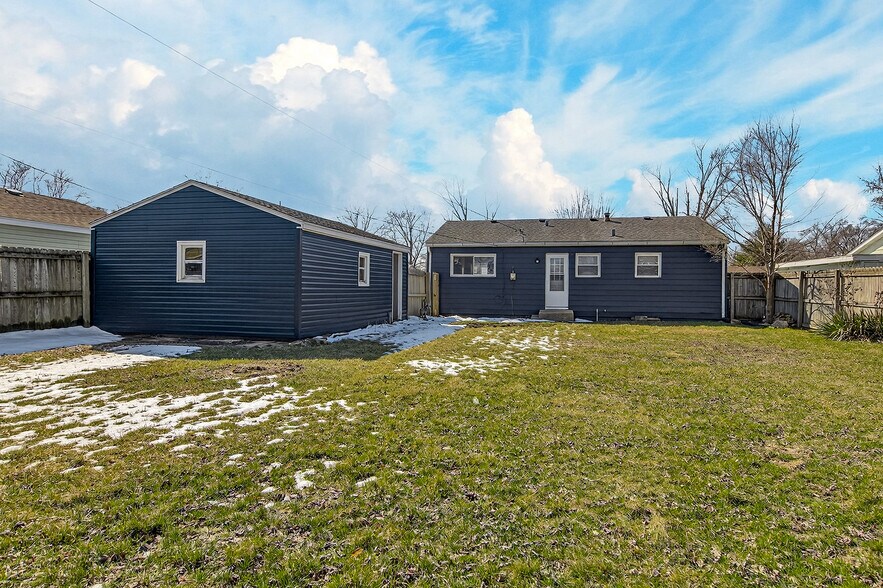 Building Photo - 7407 Saturn St