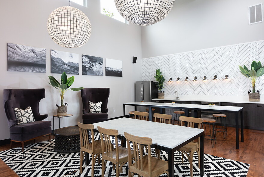 Building Photo - Crow Canyon