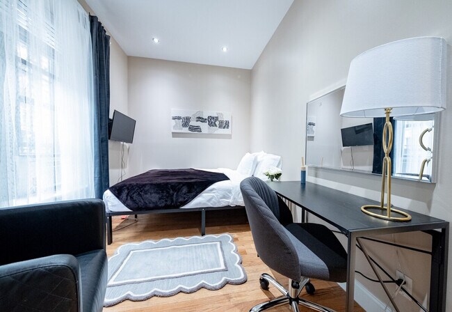 Building Photo - 5 W 101st St