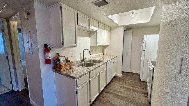 Building Photo - Upgraded 2 Bed, 2 Bath Condo - Available NOW!
