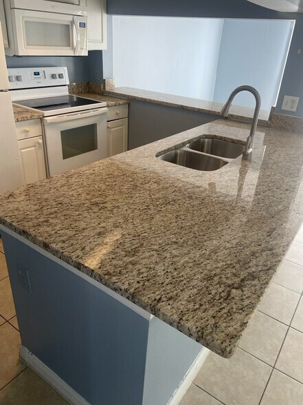 Primary Photo - 914 Caribbean Dr