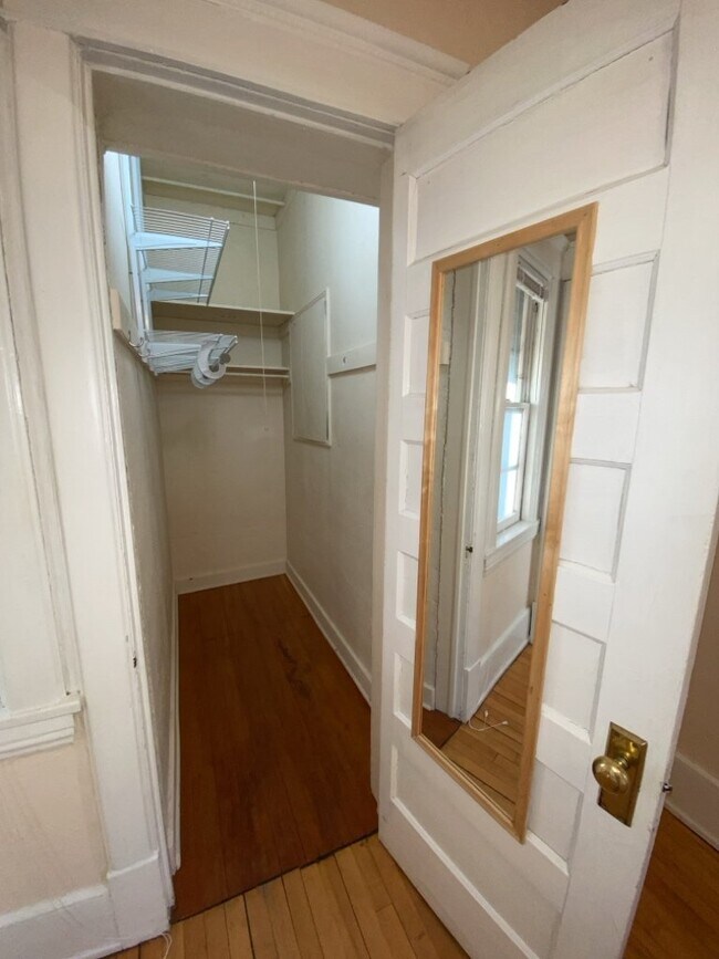 Building Photo - Upper level Corner Unit 1 Bed 1 Bath near Lake of the Isles and Walker Art Center! Description