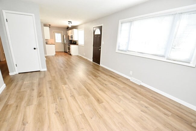 Building Photo - Close to Notre Dame, 3 bedroom home with 2...