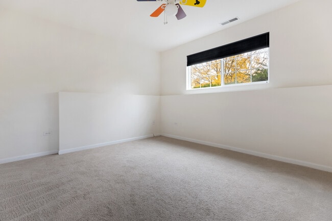 Building Photo - 2528 Dunraven Ave