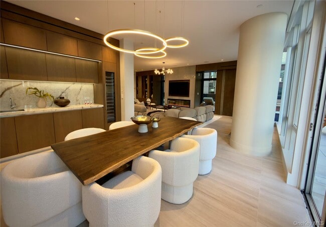 Building Photo - 18 W 53rd St