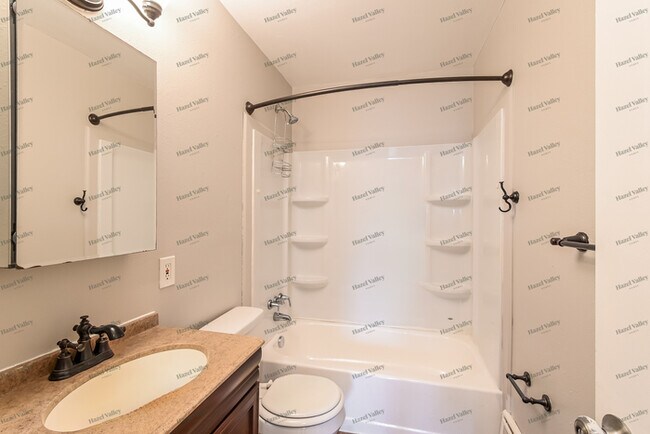 Building Photo - 335 De Smet Dr