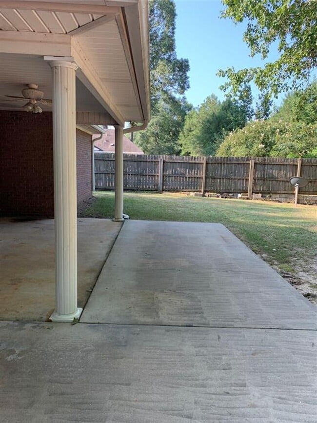 Building Photo - 131 Live Oaks Dr