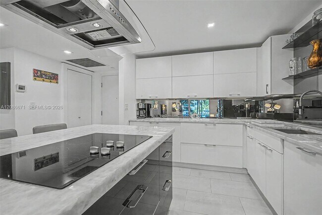 Building Photo - 2301 Collins Ave