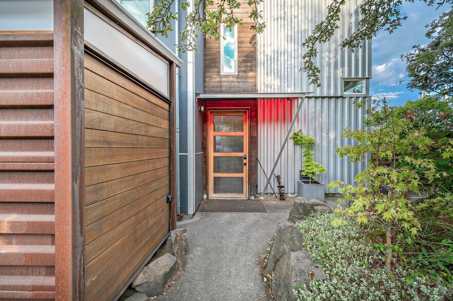 Building Photo - 907 N 47th St