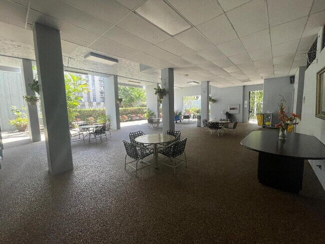 Building Photo - PUNAHOU TOWER 2/2/1 sec, W/D, pool, gym, s...