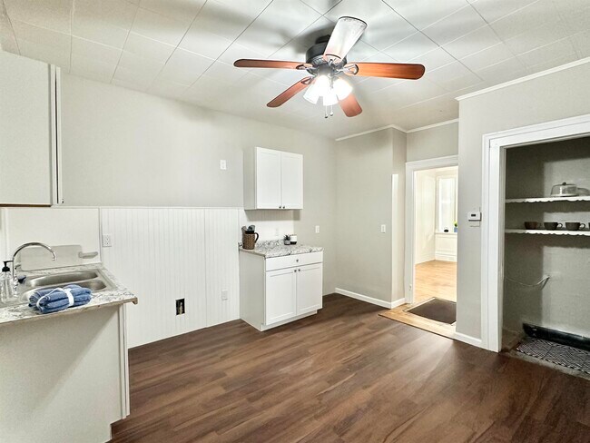 Building Photo - 1422 5th Ave