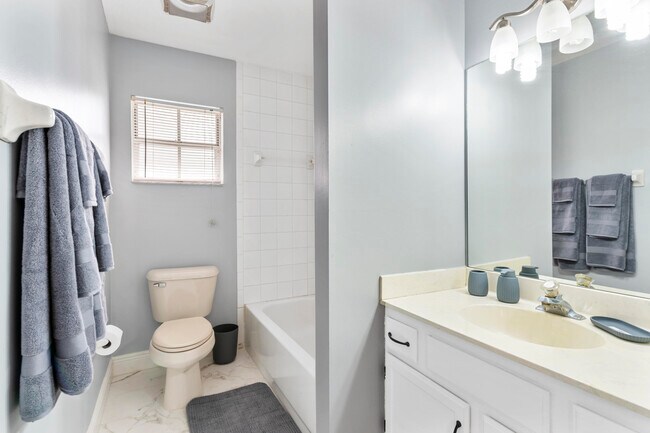 Building Photo - 812 NW 6th Ave