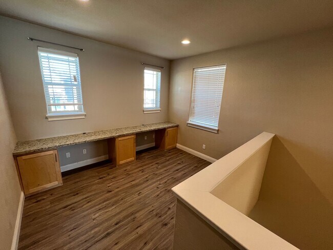 Building Photo - Newer Low Maintenance Home off Glenn and S...