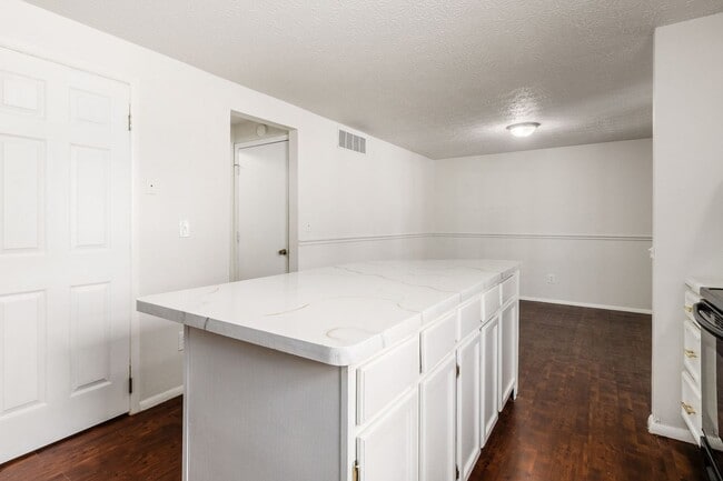 Building Photo - Beautifully Updated Reynoldsburg Home