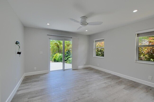 Building Photo - 88 SW 10th Dr