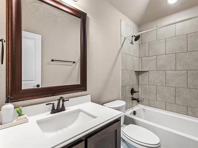 Building Photo - 905 Sedona St