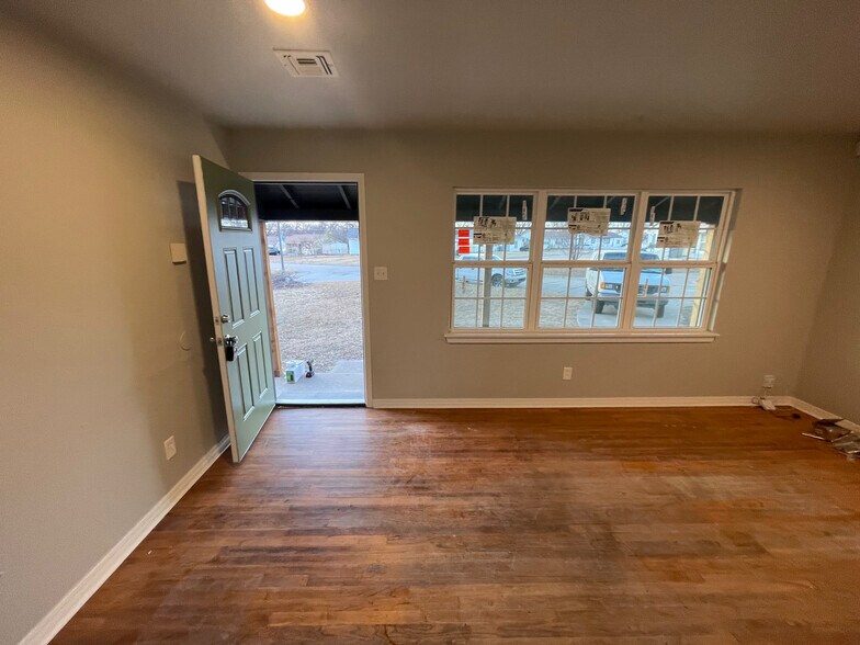 Building Photo - 4006 Dogwood Dr