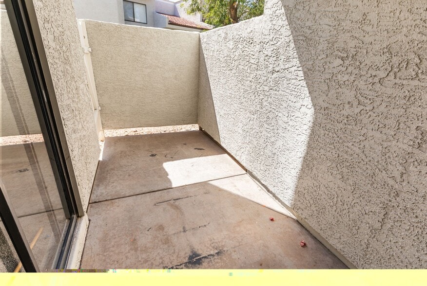 Building Photo - 850 S River Dr