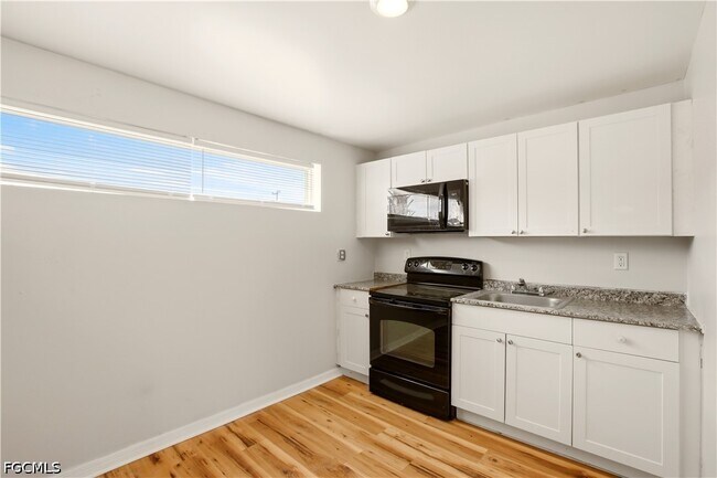 Building Photo - 1640 Daniels Dr