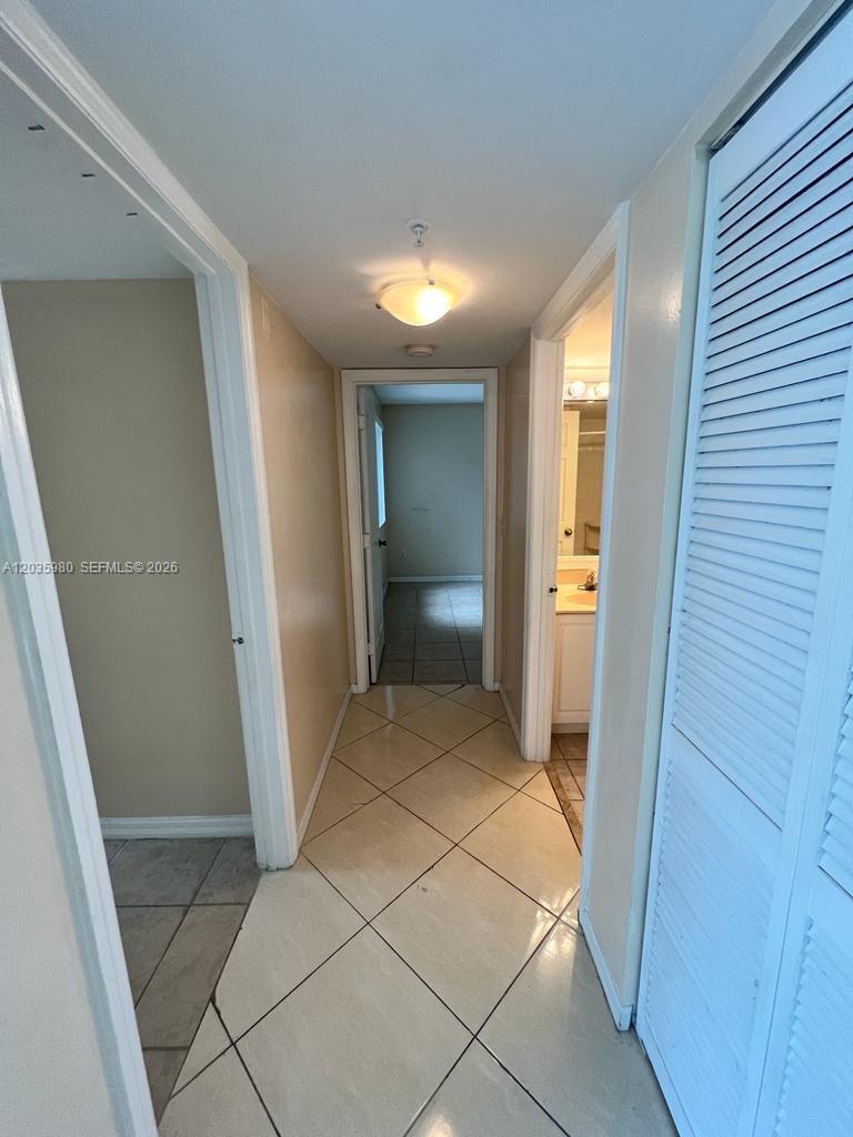 Building Photo - 400 Crestwood Ct N