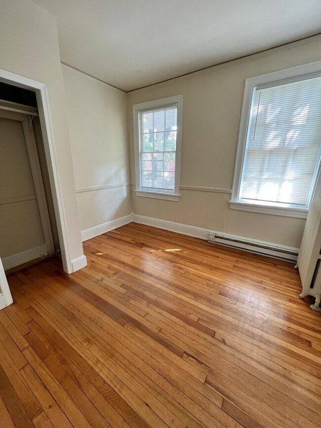Building Photo - Renovated 4 Bedroom Townhouse! Off Street ...