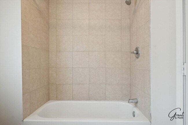 Building Photo - $1200 2 bedroom large home