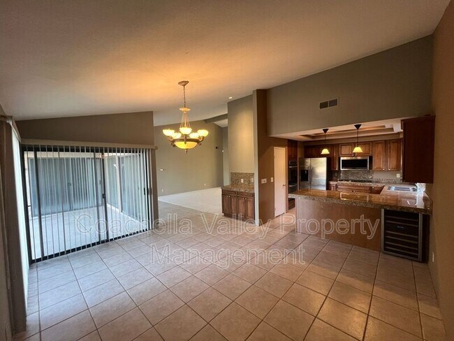 Building Photo - 36532 Vía Abeja