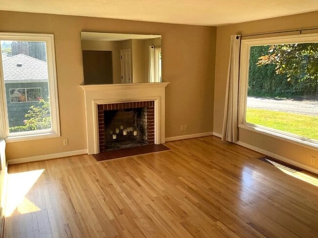 Building Photo - Charming Maplewood SFH with garden beds, fruit trees and finished basement