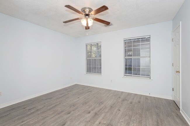 Building Photo - Adorable Home with fenced in backyard!