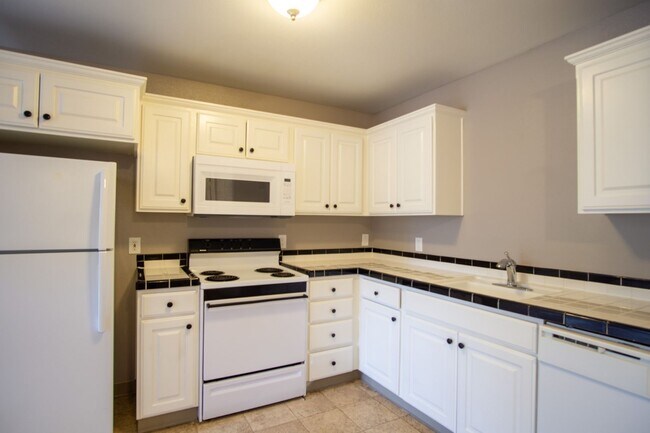 Building Photo - John's Landing 1 Bed Flat with D/W, W/D, Private Patio!!