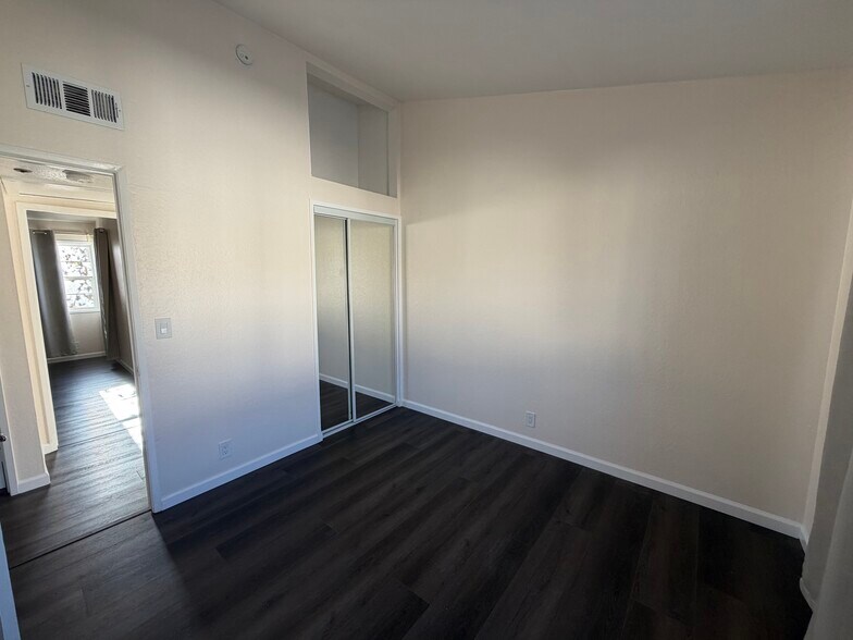 Building Photo - 13522 Glenoaks Blvd