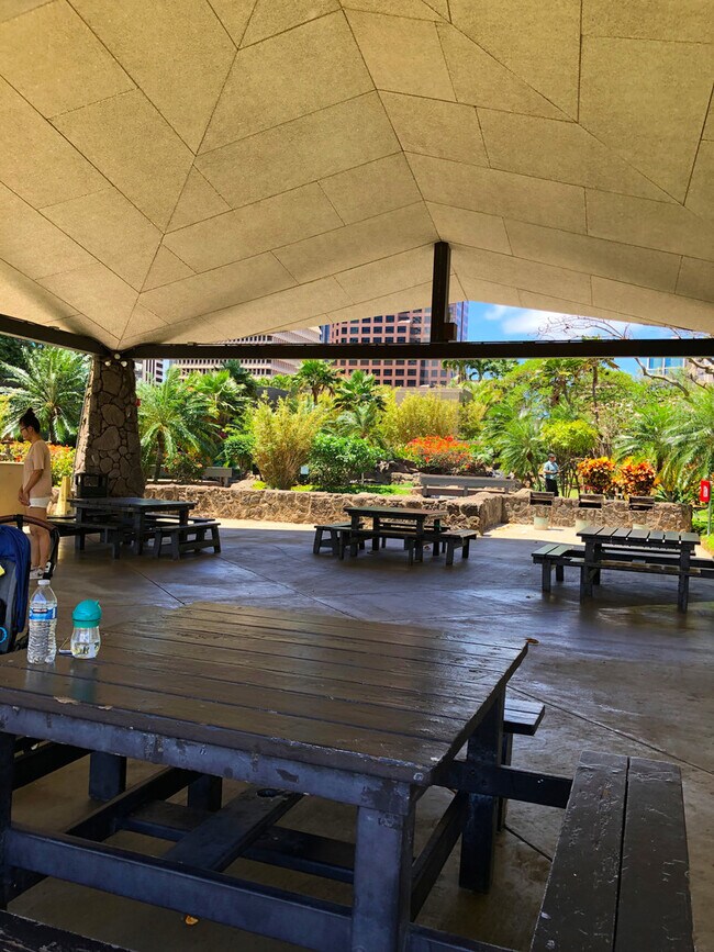 Building Photo - Convenient Downtown  1 Bed 1 Bath 1 Parking in the Kukui Plaza