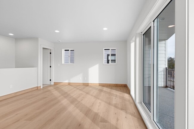 Building Photo - 865 9th St W