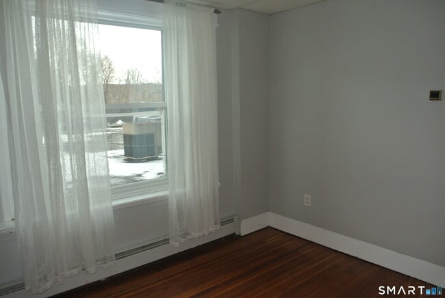 Building Photo - 549 Howe Ave