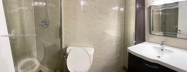 Building Photo - 666 W 81st St