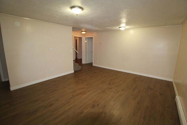 Building Photo - 623 E Sanson Ave