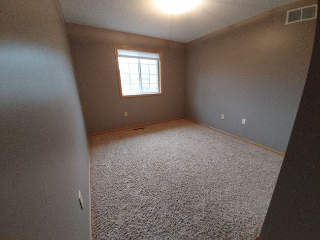 Building Photo - 2 Bedroom 1.5 Bathroom End Unit Townhome in Hudson