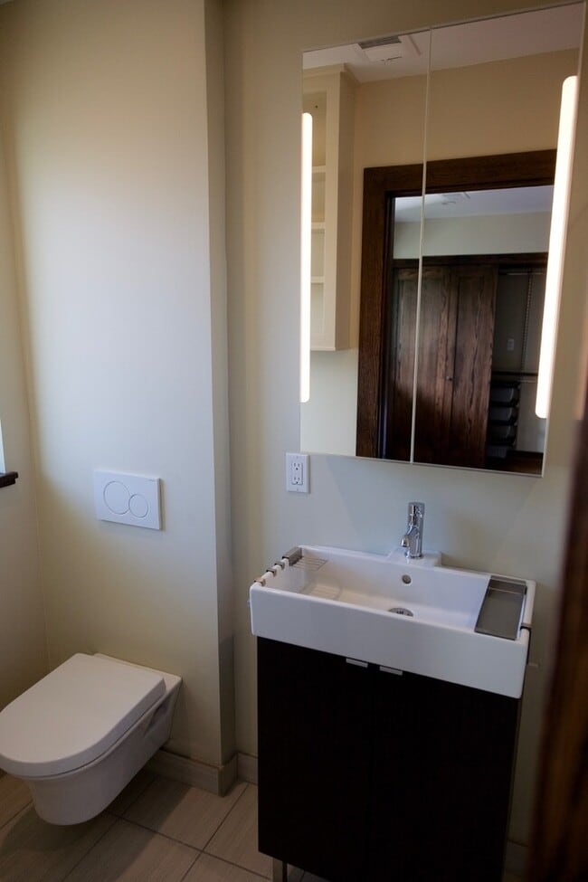 Building Photo - 4 bed / 4.5 bath flat in South Plaza overlooking UMKC and Brookside Blvd