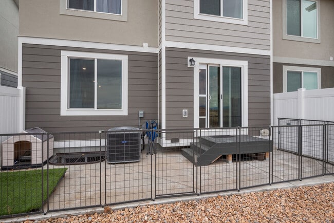 Building Photo - 988 W Broadleaf Dr