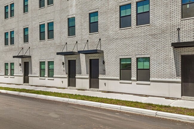 Building Photo - New Construction Townhome For Lease downtown Tampa, Ybor City, Gas Worx